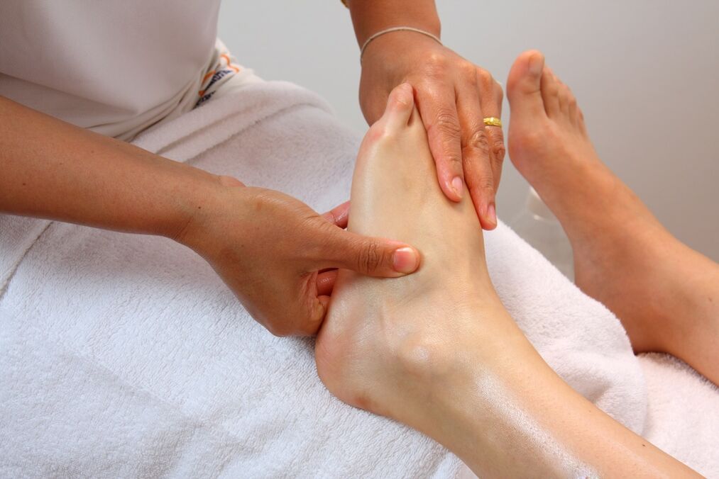 Knöchelmassage fir Arthrosis