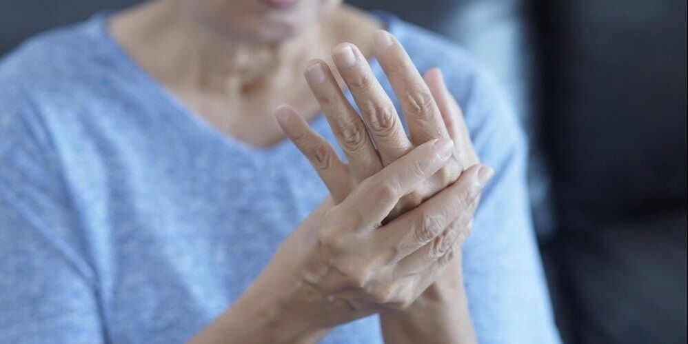 Osteoarthritis manifestéiert sech als Muskelkrämpfe, mild Schwellung a Péng an de Gelenker vun de Fanger.